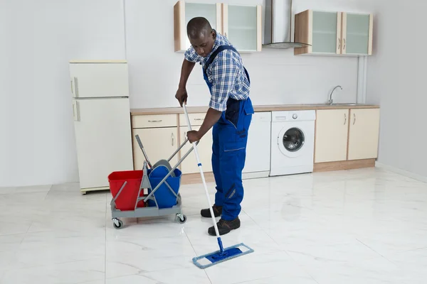 Trabalhador masculino piso de limpeza — Fotografia de Stock