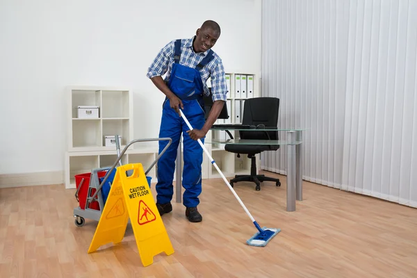 Conciërge schoonmaken verdieping — Stockfoto