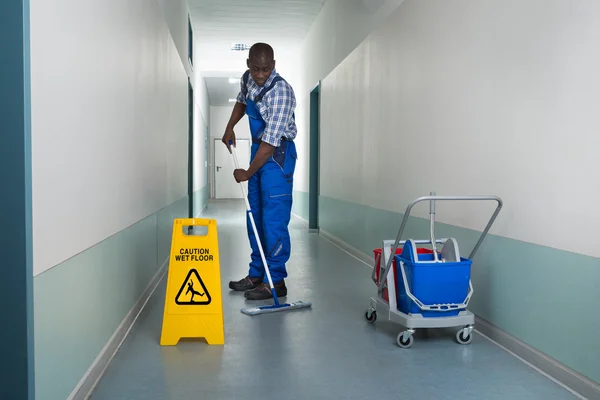 Homem zelador Mopping — Fotografia de Stock