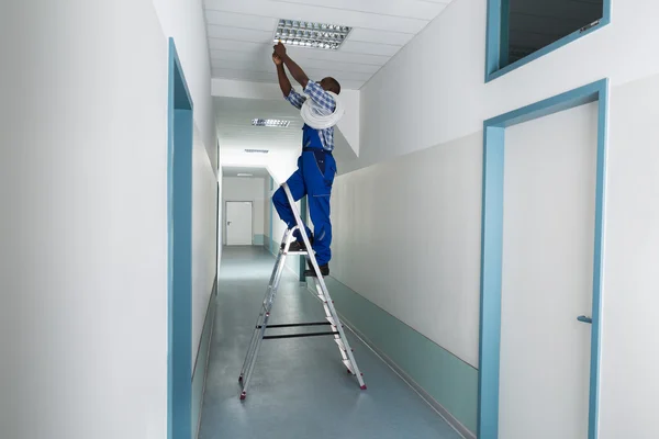 Elektriker installiert Licht — Stockfoto