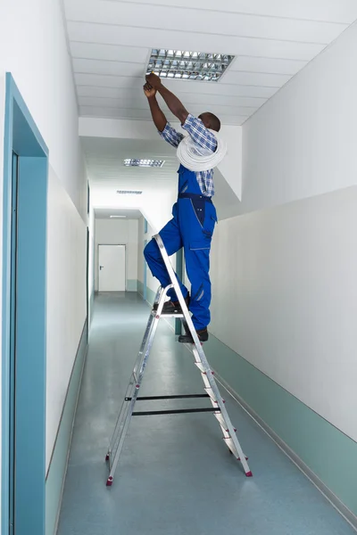 Elektricien installeren licht — Stockfoto