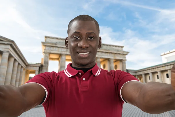 Mann und Brandenburger Tor — Stockfoto