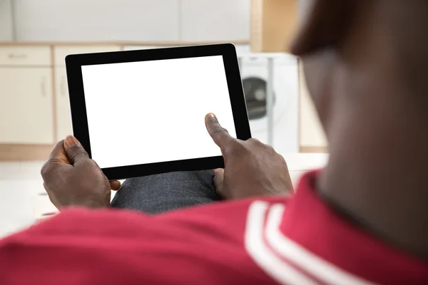 Homme utilisant une tablette numérique — Photo