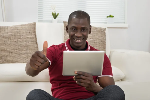 Afrikaner mit digitalem Tablet — Stockfoto