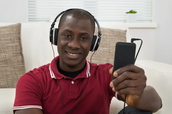 Man die muziek luistert op een koptelefoon — Stockfoto