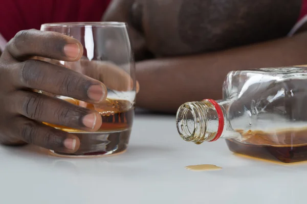 Uomo in possesso di un bicchiere di whisky — Foto Stock