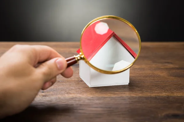 Hand And Miniature House — Stock Photo, Image