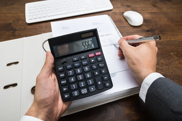 Empresário calculando o resultado financeiro — Fotografia de Stock