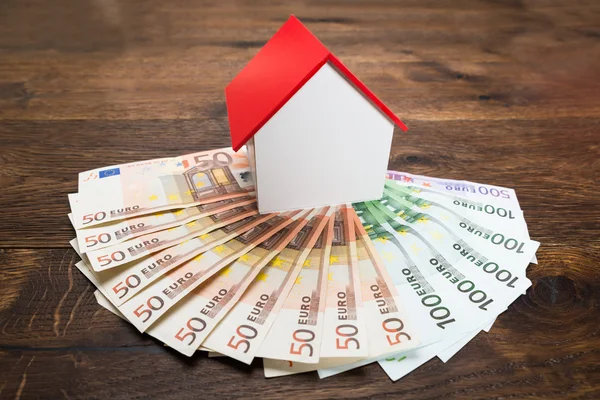 House Model And Banknotes — Stock Photo, Image