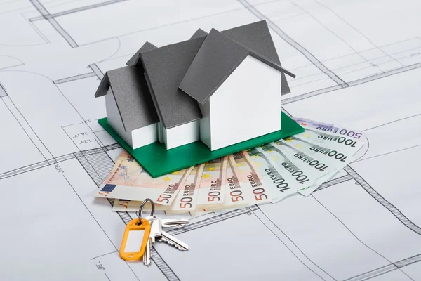 House Model With Banknotes And Keys — Stock Photo, Image