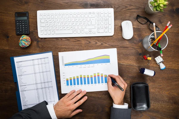 Businessman Analyzing Graph — Stock Photo, Image