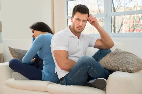 Unzufriedenes Paar sitzt auf Couch — Stockfoto