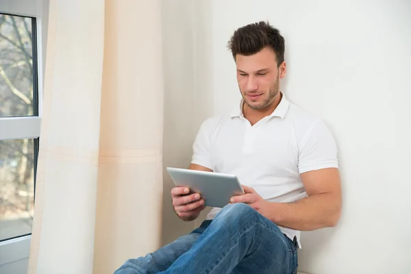 Jovem segurando tablet digital — Fotografia de Stock