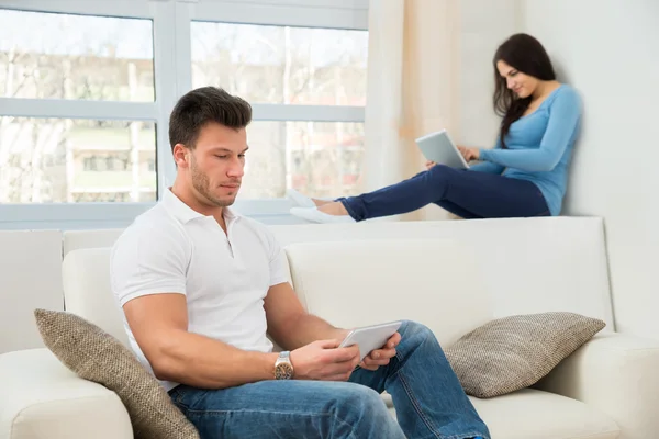 Pareja usando tabletas digitales —  Fotos de Stock