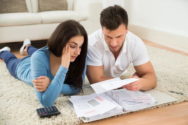 Pareja calculando sus facturas — Foto de Stock