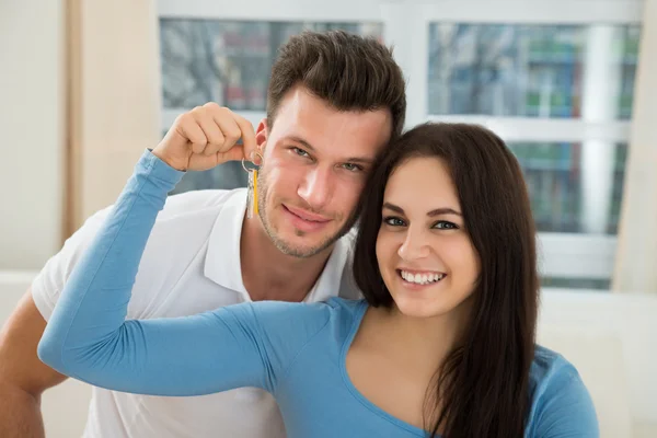 Pareja sosteniendo llaves — Foto de Stock