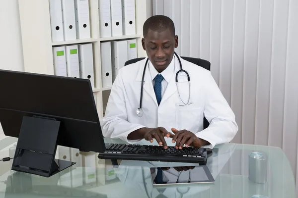 Doctor Working On Computer — Stock Photo, Image