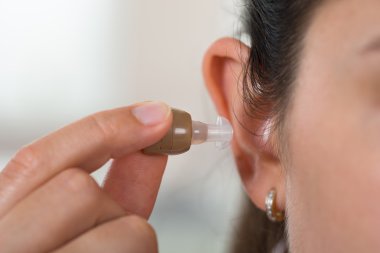 El ile işitme cihazı