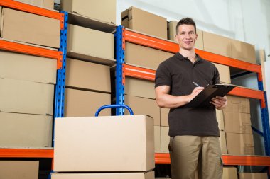 İşçi ile karton kutular