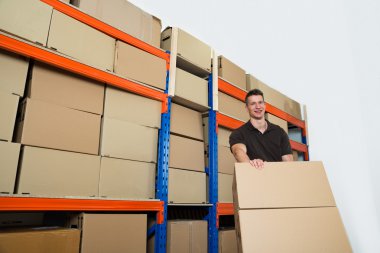 İşçi ile ambar kutularına