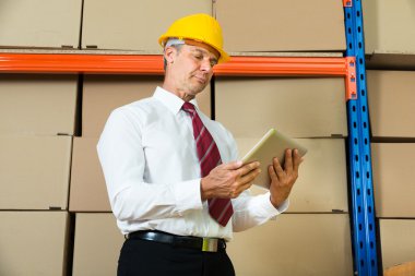 Dijital tablet ile işadamı