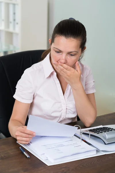 Zakenvrouw controleren factuur — Stockfoto