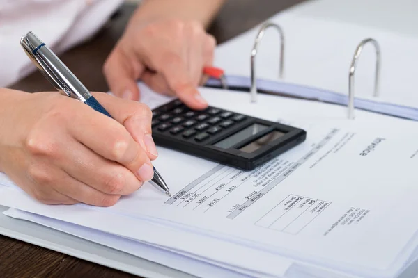 Accountant Doing Calculation — Stock Photo, Image