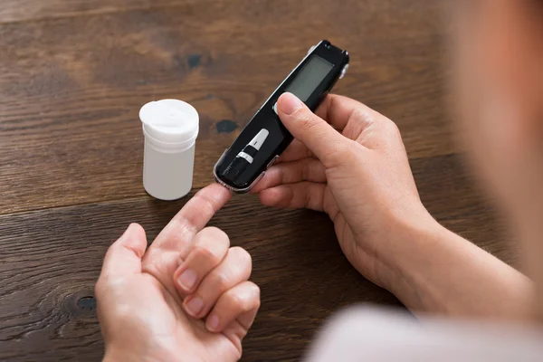 Handen met Glucometer — Stockfoto