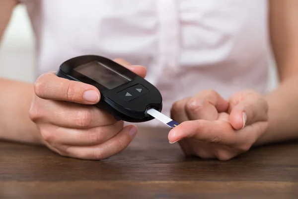 Hands Holding Glucometer — Stock Photo, Image