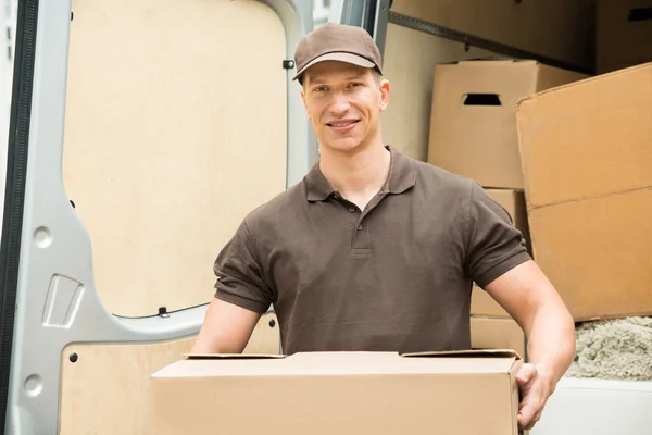 Consegna uomo holding box — Foto Stock