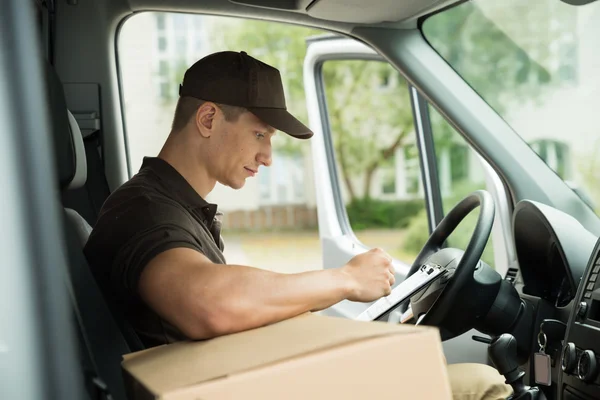 Lista de comprobación del hombre de entrega — Foto de Stock