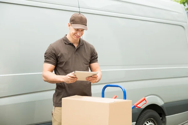 Entrega hombre con tableta digital — Foto de Stock