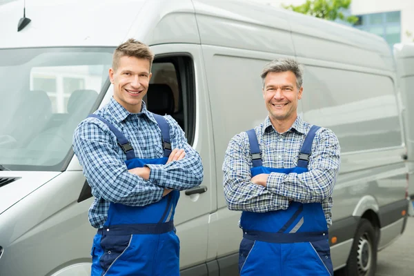 Reparateure mit verschränkten Armen — Stockfoto