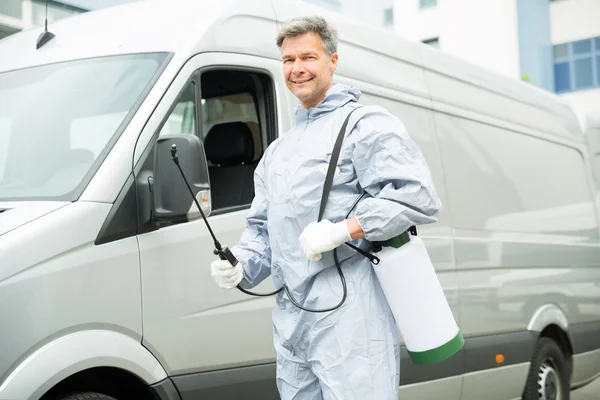 Dělník s pesticidů rozprašovač — Stock fotografie