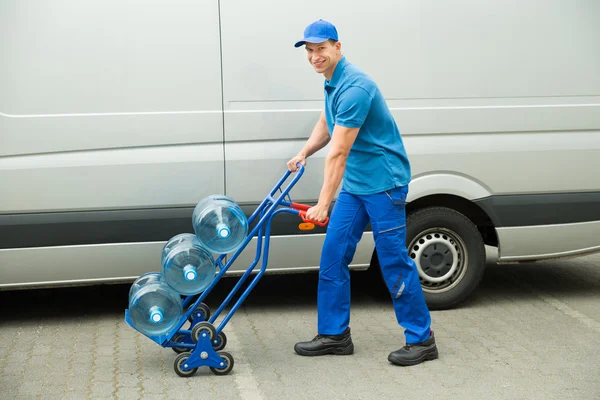 Homem de entrega segurando trole — Fotografia de Stock