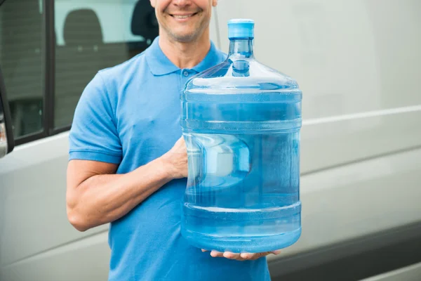 Láhev s vodou dodávky muž hospodářství — Stock fotografie