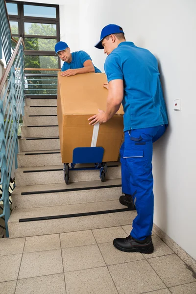 Két férfi a doboz a lépcsőházban — Stock Fotó