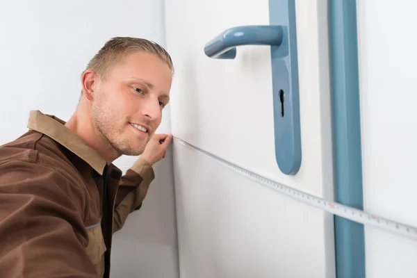 Snickare med mätning av dörr — Stockfoto