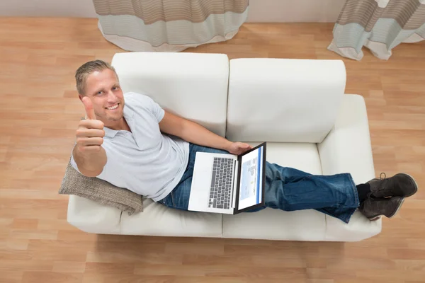 Hombre mostrando el pulgar hacia arriba — Foto de Stock