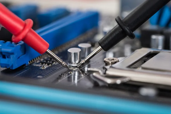Multimeter en moederbord reparatie — Stockfoto