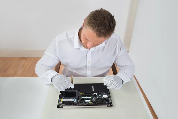 Werknemer herstellen Laptop — Stockfoto