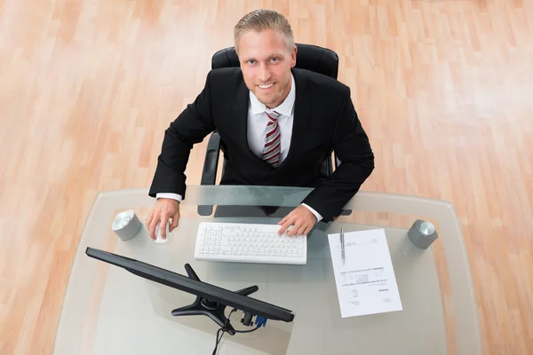 Empresário usando o computador — Fotografia de Stock