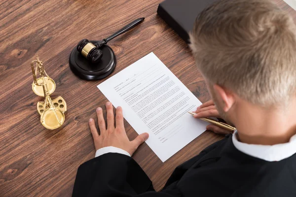 Juez escribiendo en papel — Foto de Stock