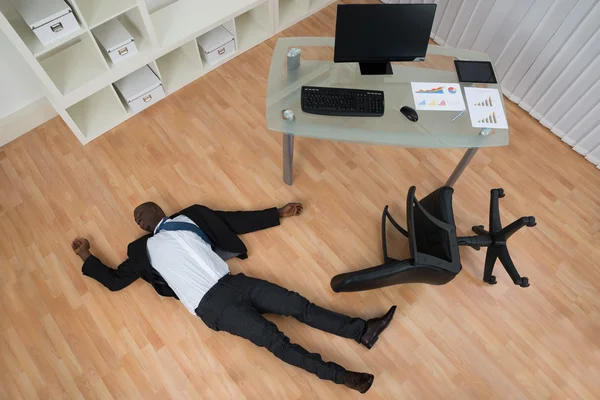 Homme d'affaires inconscient sur le sol — Photo
