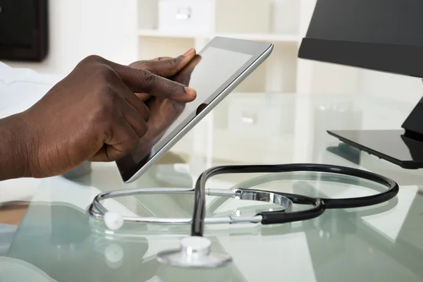 Médecin mains utilisant la tablette numérique — Photo