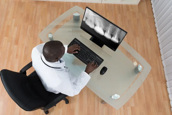 Dentist Looking At Teeth X-ray — Stock Photo, Image