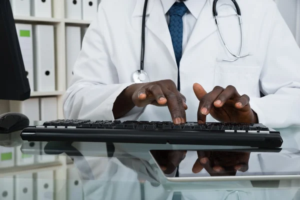 Doctor Typing On Computer Keyboard — Stock Photo, Image