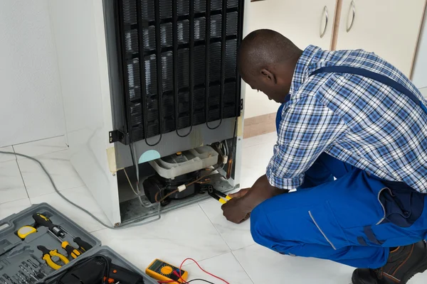 Technician Fixing Refrigerator — Stock Photo, Image