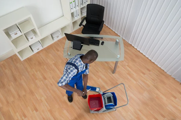 Janitor piso de limpeza com esfregão — Fotografia de Stock