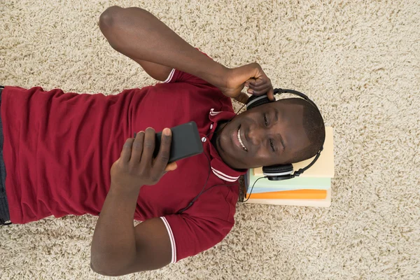 Hombre escuchando música —  Fotos de Stock